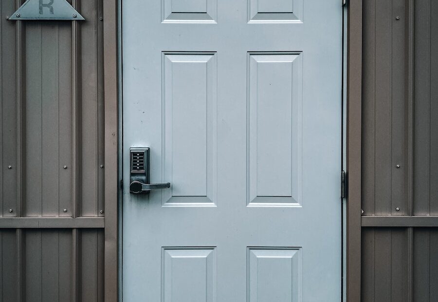 Eletronisk låsesystem på en hvid dør i København