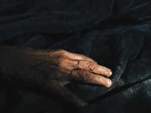 close-up photography of human hand